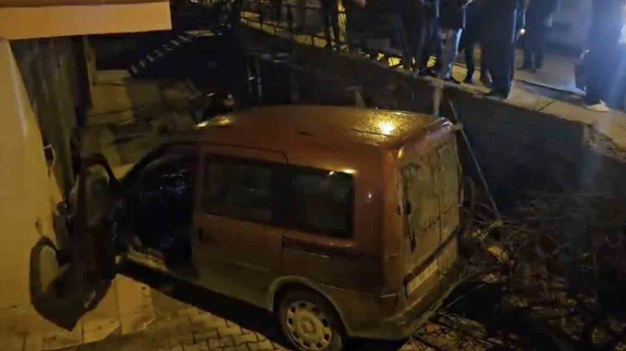 Çorum’da akılalmaz kaza! Araç apartman boşluğunda asılı kaldı