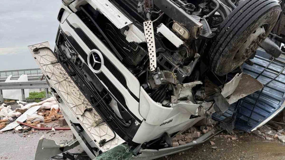 Denizli Otoyolu’nda Can Pazarı... Çarpışmanın Şiddeti Tırı Altüst Etti!