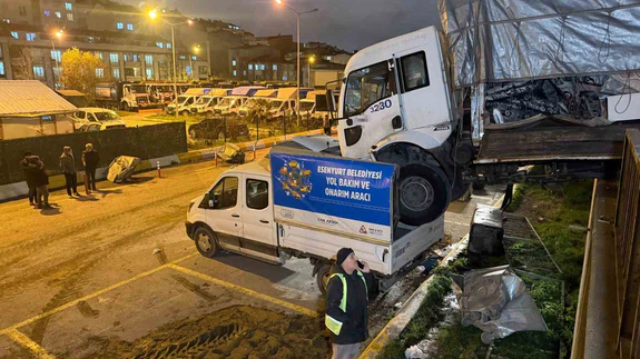 Esenyurt’ta akılalmaz kaza: Kendi kendine hareket etti, kamyonetin üzerine uçtu!