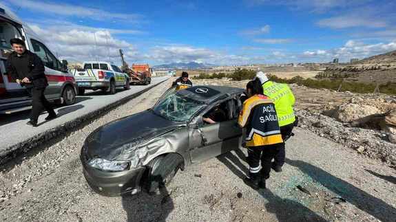 Karaman’da facianın eşiğinden dönüldü! Refüje çarptı, şarampole uçtu...