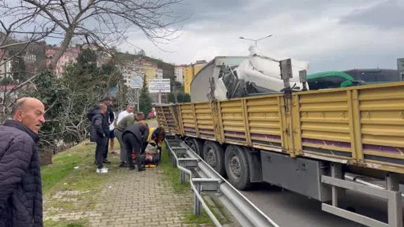 Rize'de tırın peşine ölüm takıldı! Yardıma geldiler, hastanelik oldular...