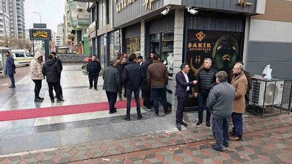 Altın tezgahı kana bulandı: Maskeli soyguncular izinli polis ayağından vurdu!