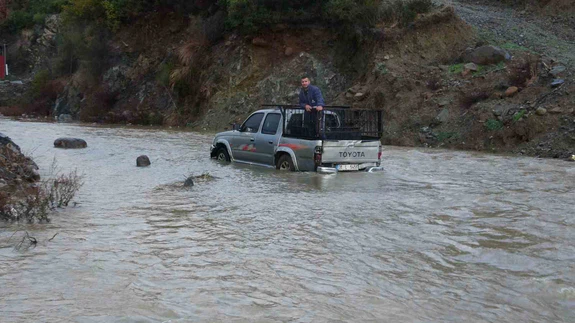 Hatay’da yağmur değil, kabus yağdı! Sokaklar sele, sürücüler çaresizliğe teslim...