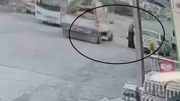 Dönüş yaptı, kapak açıldı, kadın yığıldı... Sokak ortasında talihsiz çarpışma kameraya böyle yansıdı!