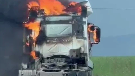 Şırnak’ta alevler tırı yuttu, geriye demir yığını kaldı!