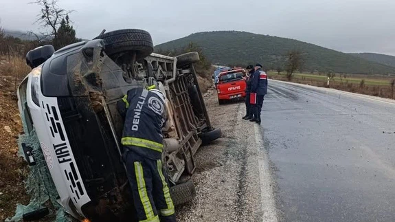 Denizli’de yürekleri ağza getiren kaza... Servis yan yattı, trafik kilitlendi!