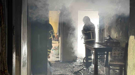 İtfaiye zamana karşı yarıştı! Karabük'te ev küle döndü