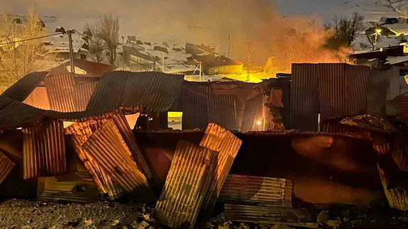 Erzurum'a yangın geldi, hatıralar gitti... Kimsenin sahip çıkmadığı evleri alevler sahiplendi!