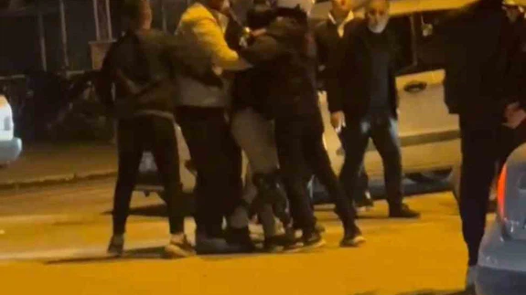 Korna çaldı, yumruk yağdı... Trafik tartışması ring arenasına döndü!