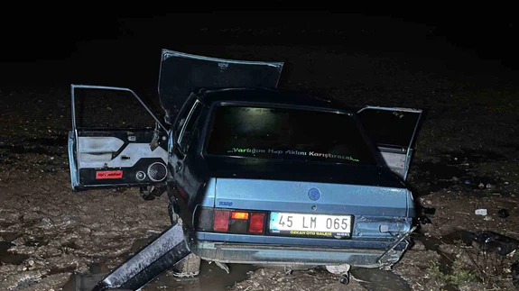 Uşak yolunda saniyeler yetti... 5 metre uçtu, hurdaya döndü!