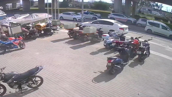 Yol vermek isterken kaza kaçınılmaz oldu! İyilik zincirinin felaketle bittiği o anlar kameraya yansıdı