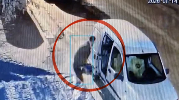 Aynı dükkan, aynı senaryo, aynı son... Samsun’da 13. kez yakalanan hırsız kameraya el salladı!