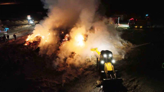 Aksaray’da tonlarca saman balyası alev alev yandı: o anlar dron kamerasında