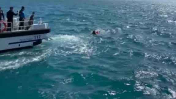 Antalya’da denize açıldığı kano devrildi, suda 3 saat beklerken polis böyle kurtardı