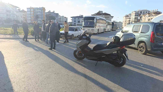 Antalya sokaklarında tehlikeli dakikalar... Motosiklet ile otomobil burun buruna geldi!