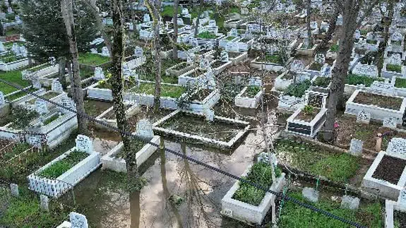 Arnavutköy’de mezarlık sular altında kaldı