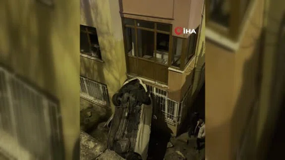 Avcılar’da film sahnesi gibi kaza... Kontrol kayboldu, otomobil bahçeye uçtu!