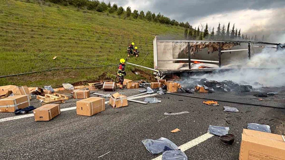 Balıkesir’de otoyolda korkutan tır yangını: 2 yaralı