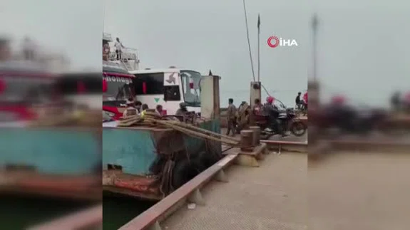 Bangladeş’te feribota girmeye çalışan yolcu otobüsü nehre düştü: 2 ölü