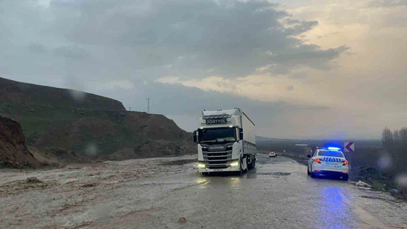 Batman’da yağmur sonrası sulama kanalı taştı: Kara yolu tek şeride düştü