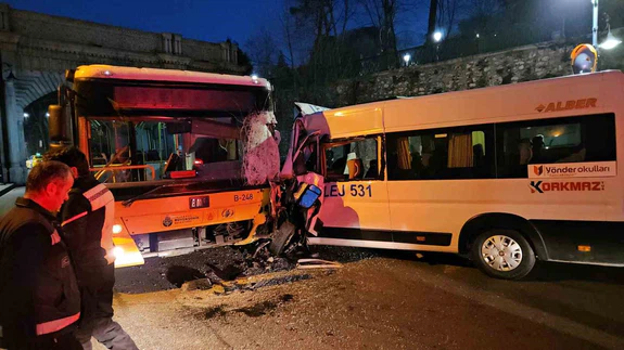 Beşiktaş’ta İETT otobüsüyle sert randevu... Minibüs sola kırdı, ortalık karıştı!