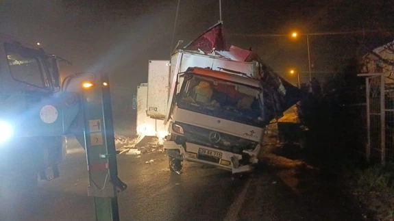 İstanbul'da direksiyon hakimiyeti kayboldu, 8 ton hamsi asfalta savruldu! E5’teki balık yağmuru kamerada...