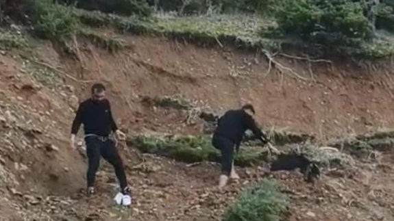 Çamura saplanan keçi son anda kurtarıldı