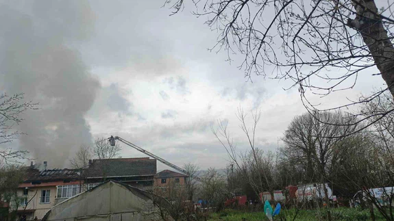 Çaycuma’da ev yangını korku ve paniğe yol açtı, patlama anı amatör kameraya yansıdı