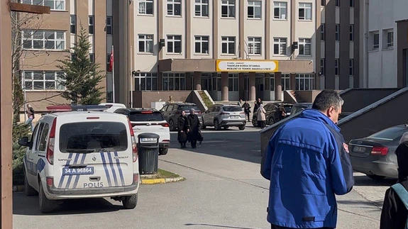 17 yaşındaki öğrenci dehşet saçtı! Sınıflar boşaldı, ambulanslar geldi...