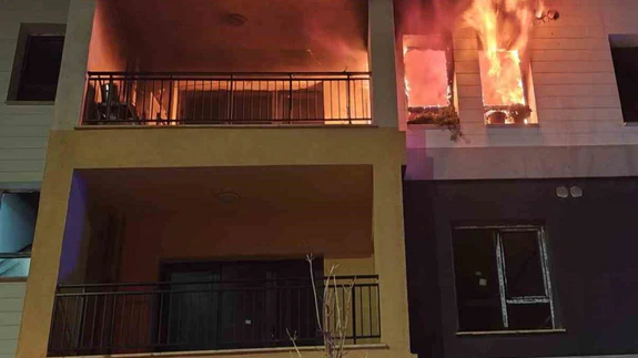 Hatay'da geceyi aydınlatan yangın! Bir daire alevlere boğuldu