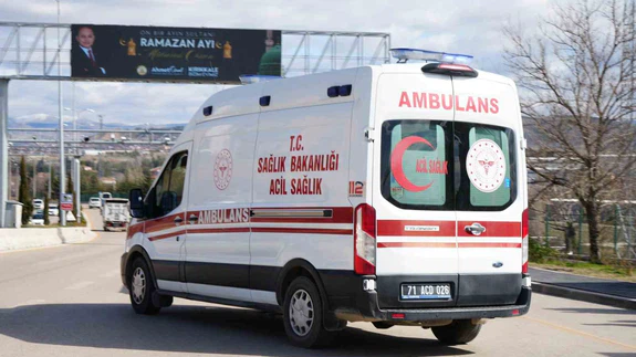 Toplu taşımada akılalmaz anlar... Çantasından çıkardı, tartışma bıçağa döndü!