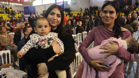 Ev hayaliyle kura çekim törenine gelen vatandaşlar heyecan dolu anlar yaşadılar