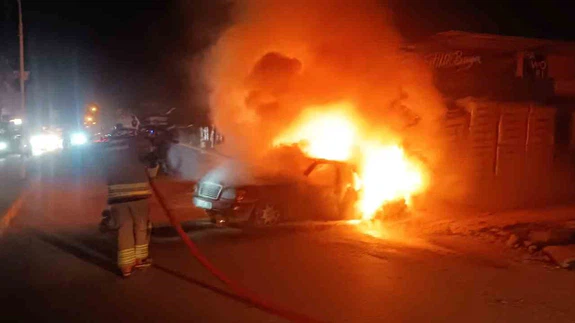 Göz göre göre yandı... Hatay’da seyir halindeki otomobil alev topuna döndü!