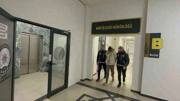 İçinde altın bulunan çelik kasayı çaldı, polis evinde yakaladı