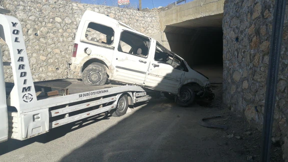 Isparta'da köprü bitti, yol değil uçurum başladı... 5 metreden taklalar atan araç alt geçide çakıldı!