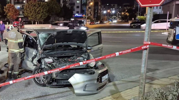 İzmir'de hız ve kader çarpıştı! Gece yarısı sirenler çaldı, 1 can söndü