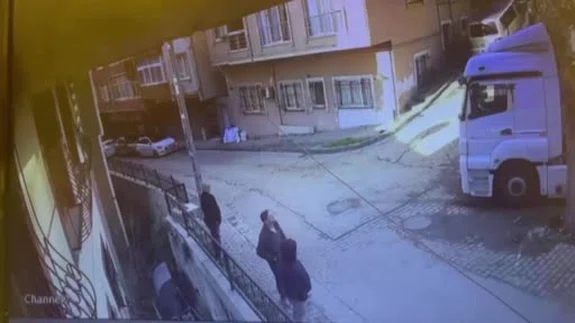 Demir korkuluklar felaketi önledi! Kağıthane’de kamyon sürücüsünü böyle savurdu