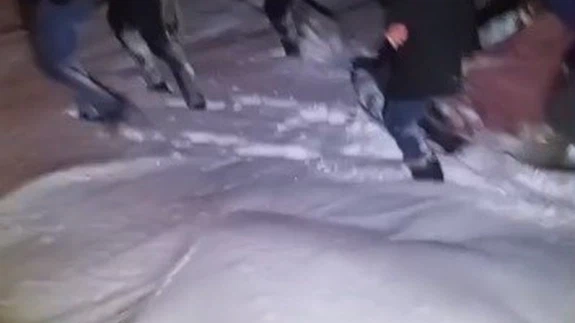 Kars’ta 85 yaşındaki hasta leğenle taşınarak ambulansa ulaştırıldı