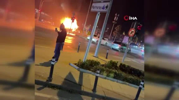 Kartal’da seyir halindeki hafif ticari araç alev alev yandı