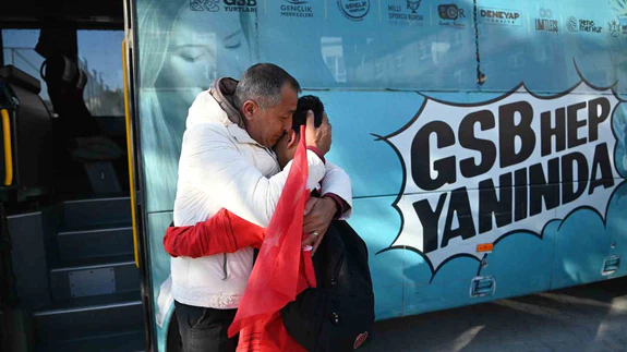 Katar’da mahsur kalan Türk sporcular memleketine döndü