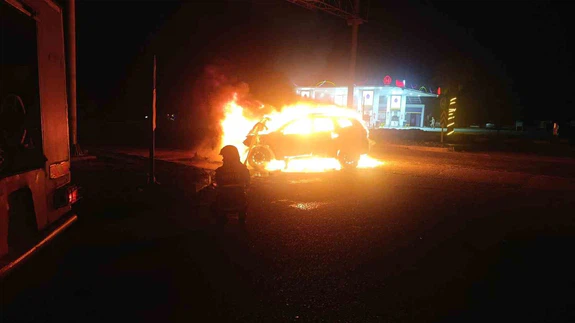 Kaza yapan araç alevlere teslim oldu