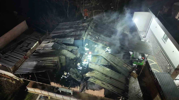 Kocaeli'de geceyi aydınlatan yangın... Alevler yükseldi, yürekler ağza geldi!
