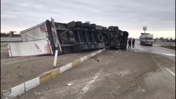 Konya’da iplik yüklü tır devrildi: 1 yaralı
