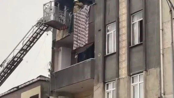 Küçükçekmece’de korkutan yangın: 5 kişi dumandan etkilendi