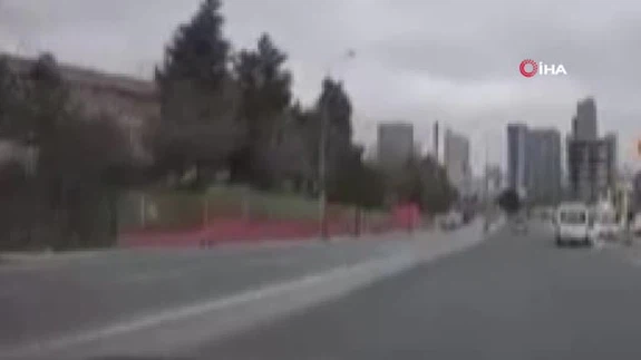 Küçükçekmece’de otomobilin aracından inmek isteyen sürücüye çarptığı kazanın görüntüleri ortaya çıktı