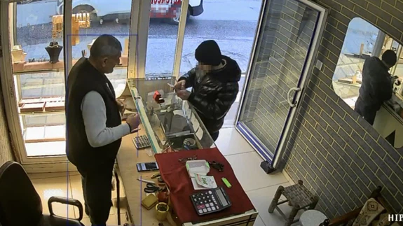 Kuyumcuya müşteri gibi giren hırsız 60 bin liralık yüzüğü alıp kayıplara karıştı