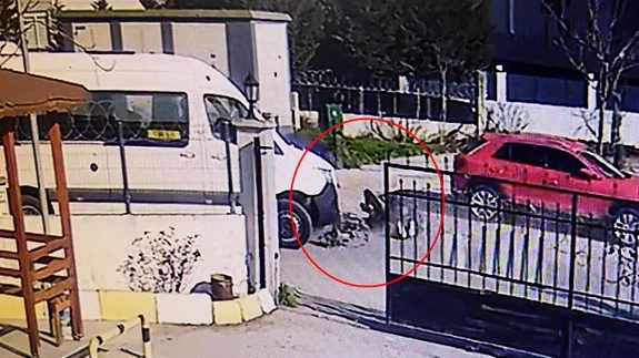 Servisi görünce direksiyonu kırdı, 19 yaşındaki sürücü havada savruldu! Panik manevrası kameraya böyle yansıdı...