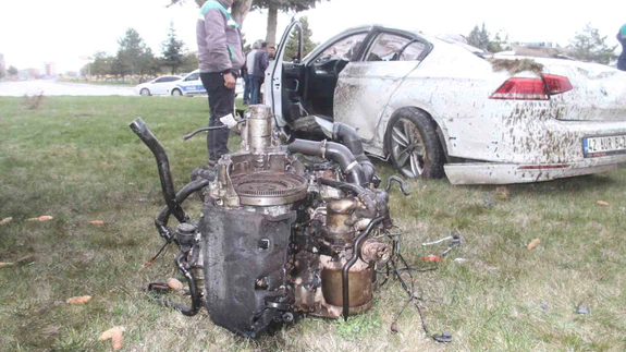 Otomobil kavşakta devrildi: Ortalık savaş alanına döndü