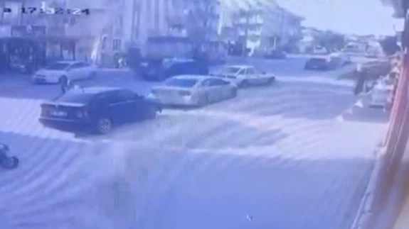 Motosiklet havaya uçtu, 3 kişi yola savruldu! Antalya’da akılamaz kaza kameralara böyle yansıdı