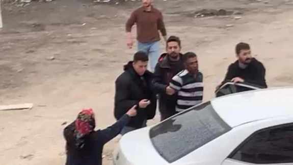 Sakarya’da hareketli dakikalar: Firariyi vermemek için polise direndiler